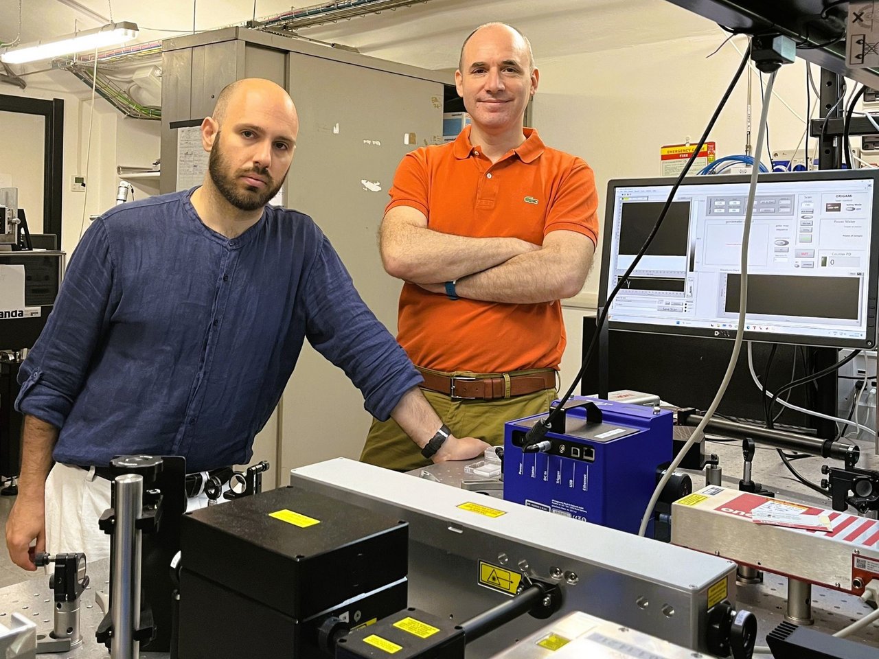 Michele Celebrano (a destra) e il ricercatore Attilio Zilli in laboratorio