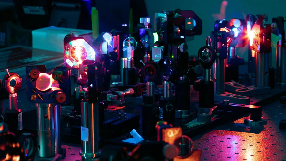 Ultrafast computers controlled by light - polimi