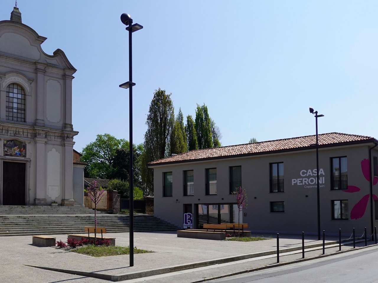 Ostello Casa Peroni e il sagrato