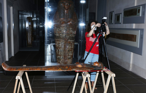 Stefania Mainieri al lavoro al Museo Egizio di Torino