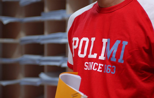 Student wearing a Polimi T-Shirt
