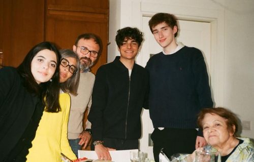 [Translate to English:] Mateusz con la famiglia di Martina Guarnaccia