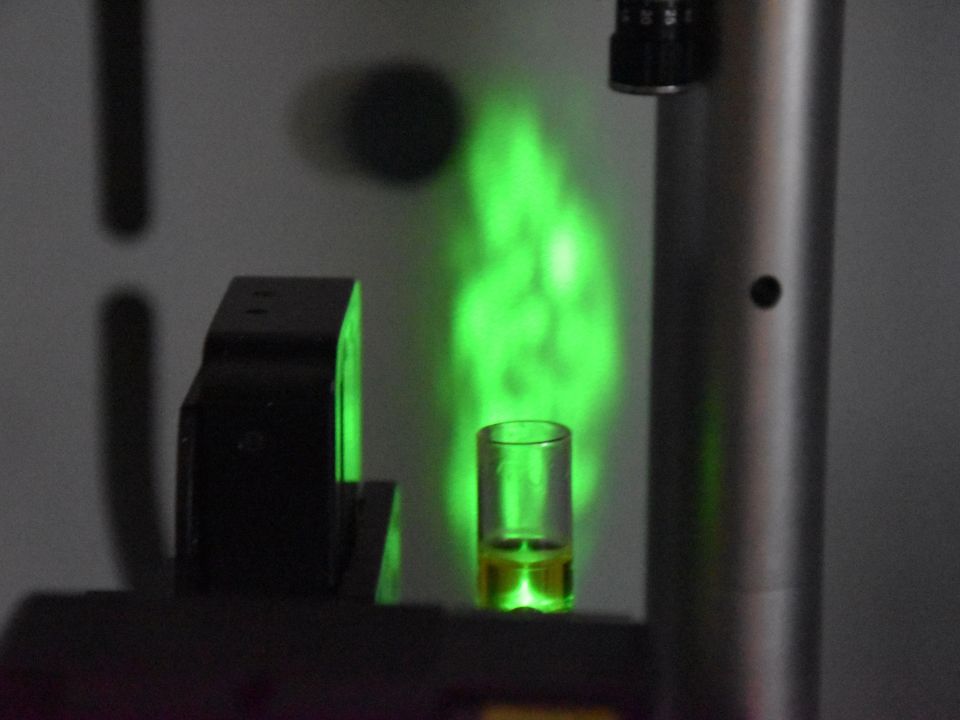 Analysis of a liquid sample containing nanomaterials