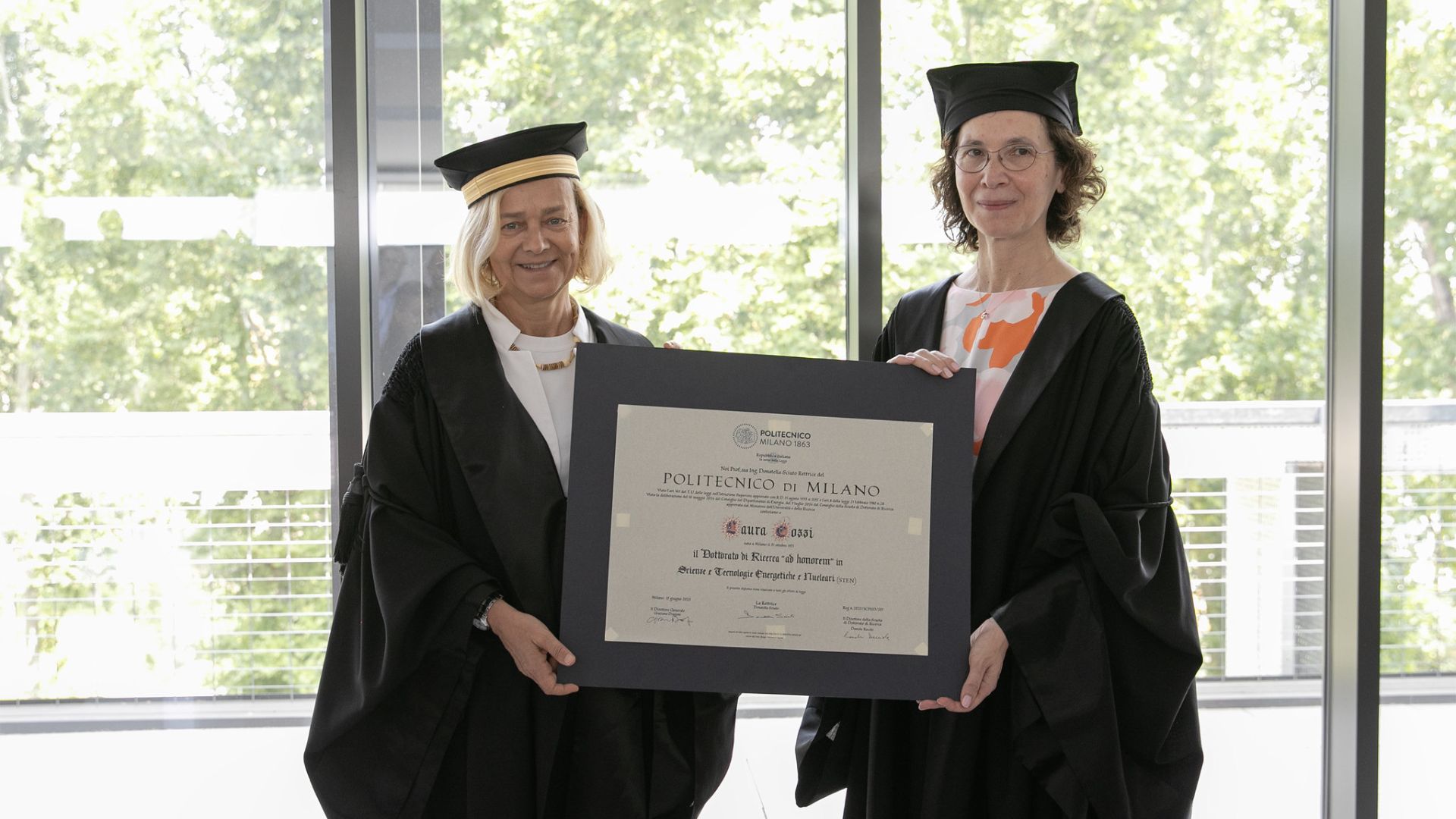 Donatella Sciuto delivers the honorary doctorate diploma to Laura Cozzi