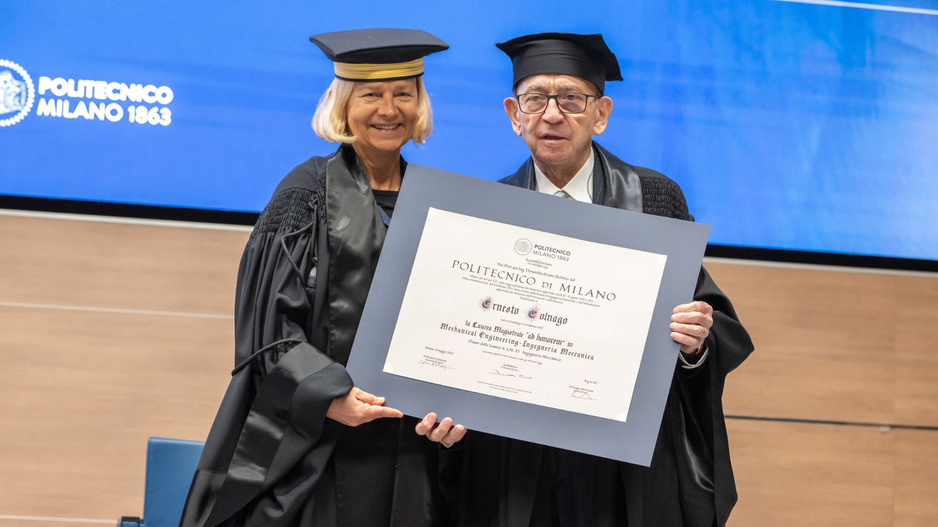 Donatella Sciuto e Ernesto Colnago con la pergamena di laurea
