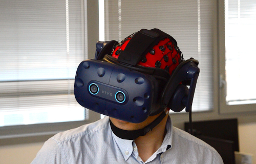 Utente indossa casco per realtà virtuale